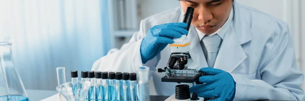Los Científicos Llevan Cabo Experimentos Químicos Utilizando Microscopio Laboratorio Médico —  Fotos de Stock