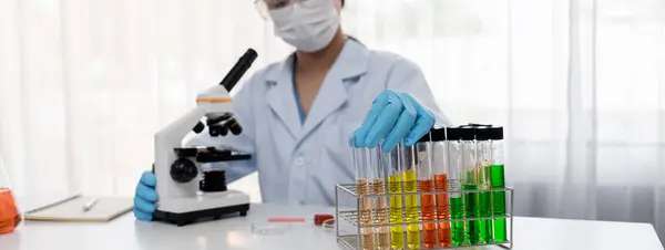 Laboratorní Vědec Vyvinout Novou Medicínu Nebo Lék Pomocí Barevné Chemické — Stock fotografie
