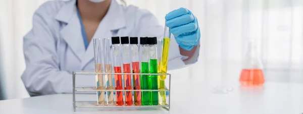 实验室研究人员在实验室试管中使用五颜六色的化学液体开发新的药物或疗法 具有实验室设备的科学专业知识的医疗保健技术进步 Panorama Rigid — 图库照片