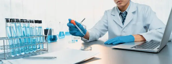 Bilimadamları Tıbbi Laboratuvarda Kimyasal Deneyler Yapıyor Aşı Ilacı Veya Antibiyotik — Stok fotoğraf