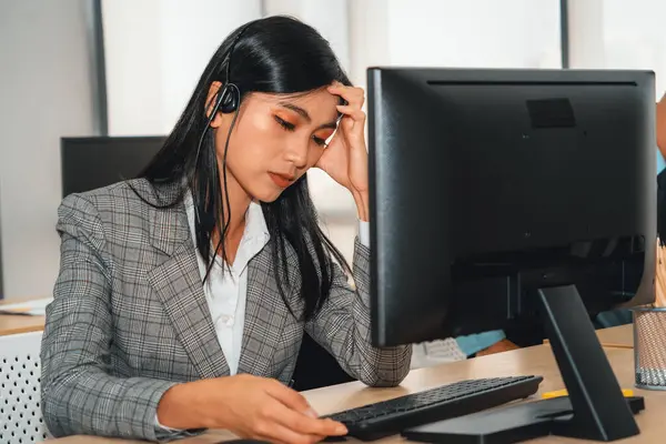 Gente Negocios Que Usa Auriculares Siente Infeliz Trabajando Oficina Falla — Foto de Stock
