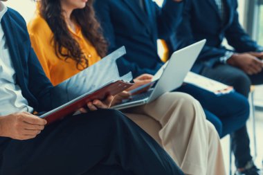 Çeşitlilik adayları iş görüşmesini bekliyor. Entelektüel. Belgelerini ve kendilerini sunum için hazırlarken sandalyeye oturan mülakatçıların düşük kesimi. Entelektüel.