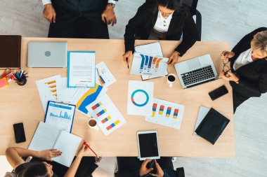 İş adamları grup toplantısı ofiste yukarıdan çekildi. İş kadınları, iş adamları ve ofis çalışanları toplantı masasında proje planlama belgeleriyle takım konferansında çalışıyorlar. Jivy