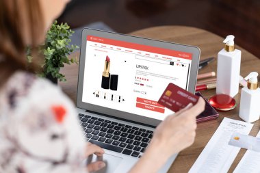 İnternet pazarından alışveriş yapan kadın modern yaşam tarzı için satış malzemeleri arıyor ve son derece siber güvenlik yazılımı tarafından korunan cüzdandan çevrimiçi ödeme için kredi kartı kullanıyor