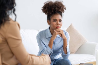 Travma sonrası stres bozukluğu olan üzgün bir kadın psikoloğu, depresyon ya da kalp yetmezliğinden sonra üzüntülü bir ruh sağlığı terapisi görüyor. Hayal kırıklığına uğramış genç bir kadın klinikteki duygular hakkında bir psikologla konuşuyor.