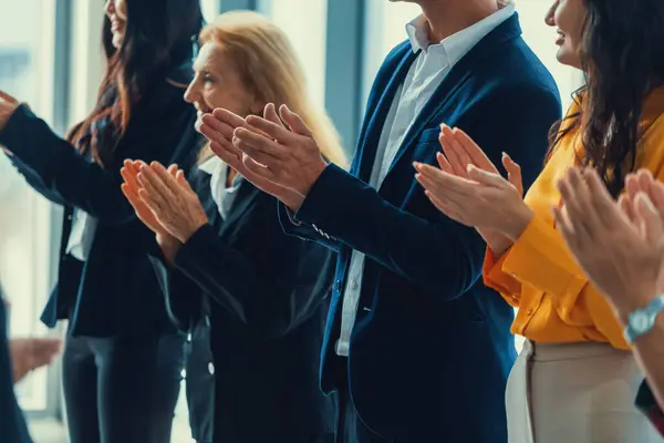 一群商界人士在成功的演讲或会议上握手 裁剪的图像聚焦在手上 不同的男性和女性拍手祝贺演讲者 侧视图 — 图库照片