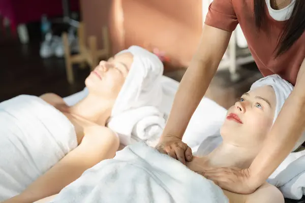 Ritratto Due Belle Donne Che Fanno Massaggiare Schiena Massaggiatore Professionista — Foto Stock