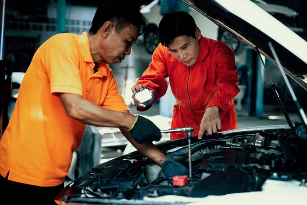 Automobielservice Monteur Inspecteren Diagnosticeren Auto Motor Probleem Reparatie Reparatie Probleem — Stockfoto