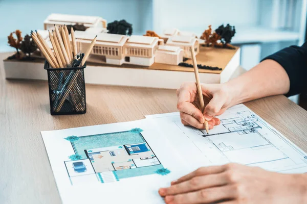 Zbliżenie Strony Projektowanie Wnętrz Przez Projektanta Architekt Planuje Układ Domu — Zdjęcie stockowe