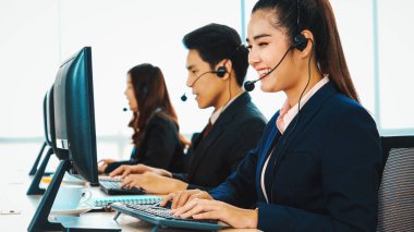 Ofiste çalışan kulaklık takan işadamları uzak müşteri ya da meslektaşlarını desteklemek için çalışıyorlar. Çağrı merkezi, tele pazarlama, müşteri destek acentesi telefon görüşmesinde hizmet sağlıyor. Jivy