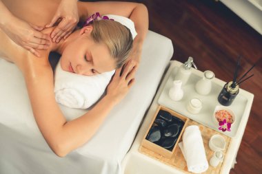 Kafkasyalı kadın müşteri stres önleyici spa masajının keyfini çıkarıyor ve lüks otel ya da oteldeki gündüz açık ortam güzellik salonunda güzellik teniyle eğleniyor. Sessiz.