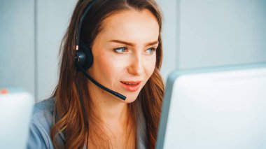 Ofiste çalışan kulaklık takan işadamları uzak müşteri ya da meslektaşlarını desteklemek için çalışıyorlar. Çağrı merkezi, tele pazarlama, müşteri destek acentesi telefon görüşmesinde hizmet sağlıyor. Jivy