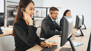 Ofiste çalışan kulaklık takan işadamları uzak müşteri ya da meslektaşlarını desteklemek için çalışıyorlar. Çağrı merkezi, tele pazarlama, müşteri destek acentesi telefon görüşmesinde hizmet sağlıyor. Jivy