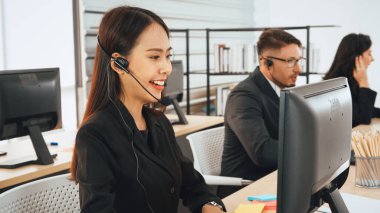 Ofiste çalışan kulaklık takan işadamları uzak müşteri ya da meslektaşlarını desteklemek için çalışıyorlar. Çağrı merkezi, tele pazarlama, müşteri destek acentesi telefon görüşmesinde hizmet sağlıyor. Jivy