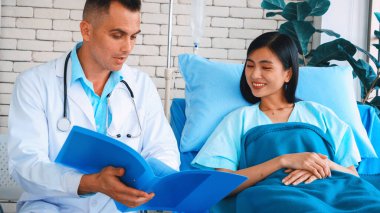 Profesyonel üniformalı doktor hastanedeki ya da klinikteki hastayı muayene ediyor. Sağlık, tıbbi ve doktor servis konsepti. Jivy