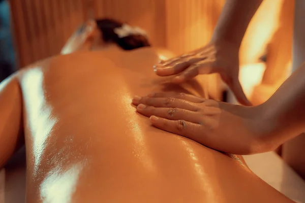 Close Cliente Mulher Desfrutando Relaxante Massagem Spa Stress Mimando Com — Fotografia de Stock