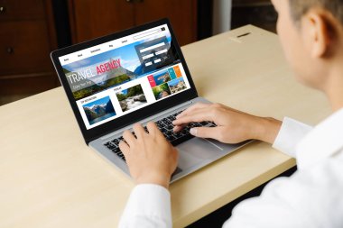Model arama ve seyahat planlama için internet sitesi uçuş, otel ve tur rezervasyonları için anlaşma ve paket sunuyor