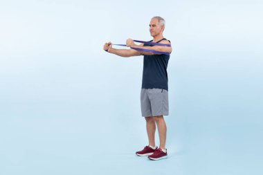 Vücut uzunluğu tam, atletik ve sportif, izole edilmiş arka planda fitness direnç bandı olan son sınıf öğrencisi. Emeklilikten sonra sağlıklı, aktif bir fiziğe ve vücut bakımına sahip. Etki