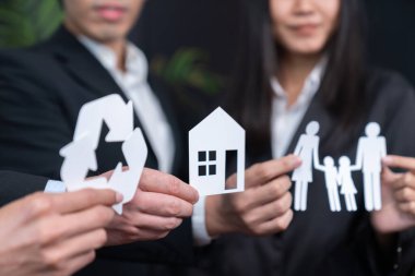 Çevre dostu iş adamları, daha yeşil bir toplum için atık yönetimi ile sosyal ve çevre kavramının kurumsal sorumluluğu olarak çevre dostu ikonlar tutuyorlar. Antika