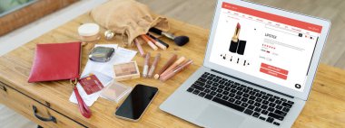 İnternet pazarından alışveriş yapan kadın modern yaşam tarzı için satış malzemeleri arıyor ve önemli siber güvenlik yazılımları tarafından korunan cüzdandan çevrimiçi ödeme için kredi kartı kullanıyor