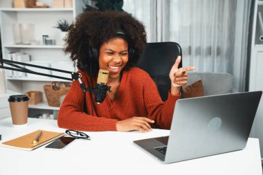 Güzel Afrikalı kadın sunucu kanalı çevrimiçi yayın yoluyla konuşuyor pazarlama öğretiyor, dinleyicileri canlı ya da çevrimiçi. İş yerindeki herhangi bir yer kavramı. Tatlandırıcı.