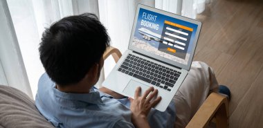 Online uçuş rezervasyon sitesi mod rezervasyon sistemi sağlar. Seyahat teknolojisi kavramı .