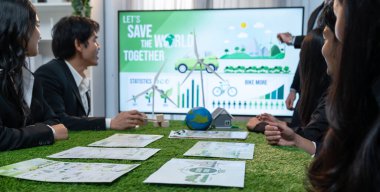 İş adamı lider, CO2 emisyonunu azaltmak ve yenilenebilir alternatif enerji teknolojisiyle daha yeşil bir gelecek için sürdürülebilir ekoloji oluşturmak amacıyla çevre dostu uygulamalar hakkında sunum yaptı. Antika