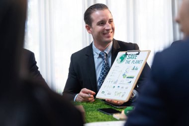 Çevresel sorumluluğu daha yeşil ekolojiye olan iş pazarlaması yapmayı planlayan çeşitli iş adamları. Üretken takım çalışması, doğal koruma ve sürdürülebilir geleceğe katkıda bulunur. Antika