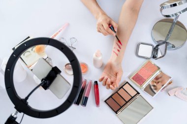 Güzellik blogcusunun ya da nüfuzlu kişinin üst görünümü çevrimiçi canlı yayın platformunda sosyal medya pazarlamasını ya da öğretim elemanlarını görüntüler.