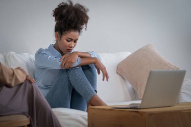 Travma sonrası stres bozukluğu olan üzgün bir kadın psikoloğu, depresyon ya da kalp yetmezliğinden sonra üzüntülü bir ruh sağlığı terapisi görüyor. Hayal kırıklığına uğramış genç bir kadın klinikteki duygular hakkında bir psikologla konuşuyor.