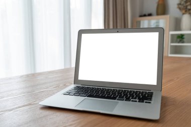 Tasarımınız için mod bilgisayardaki beyaz boş ekran monitör ekranında maket yapın