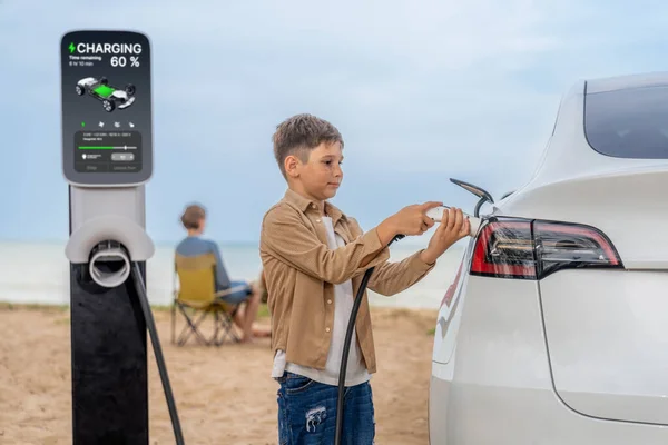 Viaggio Famiglia Viaggiando Spiaggia Con Auto Elettrica Bambino Ricarica Auto — Foto Stock