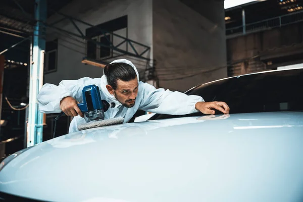 Loja Reparação Automotiva Conceito Carro Detalhando Polimento Por Trabalhador Serviço — Fotografia de Stock