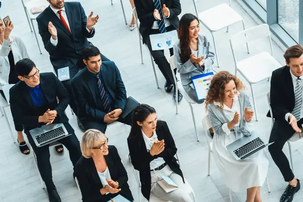 Bir grup iş adamı seminer konferansında toplanıyor. Seyirciler, çalışanların eğitim seanslarındaki eğitmenleri dinliyor. Uzman konuşmacı ile ofis çalışanları toplantısı. Jivy