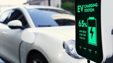 EV şarj istasyonu elektrikli araba için pil durumu arayüzü, temiz enerjiye sahip yeşil şehre örnektir. Alternatif enerji sürdürülebilirliğinin teknolojik gelişimi. İnceleyin