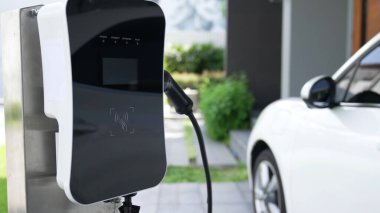 Ev şarj istasyonu EV otomobiller için çevre dostu sürdürülebilir bir güç kaynağı sağlıyor. Elektrikli araçlar için gelecekteki yeşil enerji depolama konsepti.