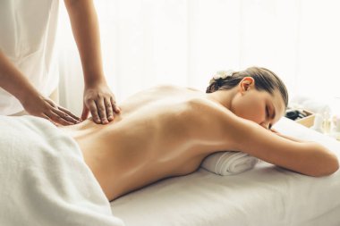 Kafkasyalı kadın müşteri stres önleyici spa masajının keyfini çıkarıyor ve lüks otel ya da oteldeki gündüz açık ortam güzellik salonunda güzellik teniyle eğleniyor. Sessiz.