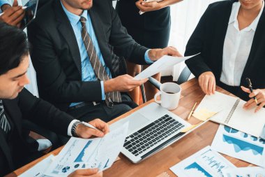 Ofis masasındaki finansal veri raporlarını analiz eden çeşitli bir grup iş analisti. Stratejik pazarlama planlaması için iş istihbarat analizine göre grafikler ve grafikler.