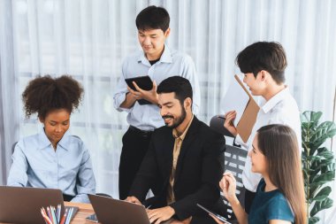 Mutlu iş adamları birlikte çalışır, şirket ofisinde tartışırlar. Profesyonel ve çeşitlilik takım çalışması iş planını bilgisayarda tartışır. Modern çok kültürlü ofis çalışanı. Uyum