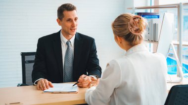 Şirket ofisindeki yönetici ve mülakatçıyla iş görüşmesinde iş arayan biri. Genç mülakatçı profesyonel kariyer fırsatı arıyor. İnsan kaynakları ve adam toplama konsepti. Jivy