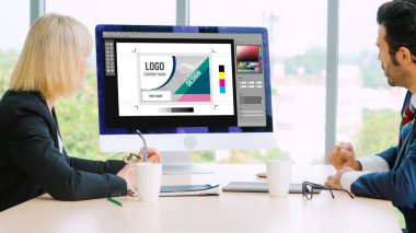 Web sayfasının modern tasarımı ve bilgisayar ekranında gösterilen ticari reklamlar için grafiksel tasarımcı yazılımı