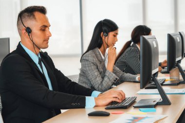 Ofiste çalışan kulaklık takan işadamları uzak müşteri ya da meslektaşlarını desteklemek için çalışıyorlar. Çağrı merkezi, tele pazarlama, müşteri destek acentesi telefon görüşmesinde hizmet sağlıyor. Jivy