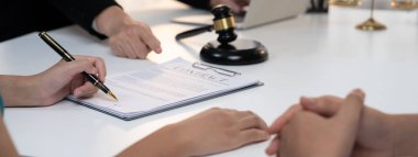 Çiftler boşanma davası açıyor ve ayrıldıktan sonra mülkleri bölüşmek için hukuk firmasından yardım istiyorlar. Anlaşma görüşmesinde avukatın yükümlülükler sözleşmesi yardımı. Panorama Katı