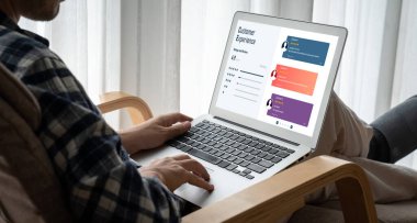Şirket işleri için mod bilgisayar yazılımının müşteri deneyimi ve gözden geçirme analizi
