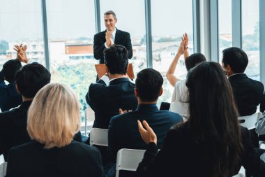 Bir grup iş adamı seminer konferansında toplanıyor. Seyirciler, çalışanların eğitim seanslarındaki eğitmenleri dinliyor. Uzman konuşmacı ile ofis çalışanları toplantısı. Jivy