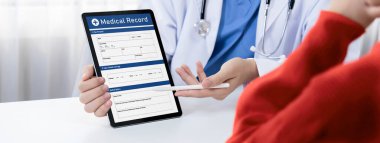 Hastanedeki doktor randevusunun bulanık geçmişinde bilgisayarın tıbbi raporunu ya da hasta sağlığının teşhisini göstermesi. Tıbbi danışmanlık ve sağlık hizmetleri. Panorama Katı