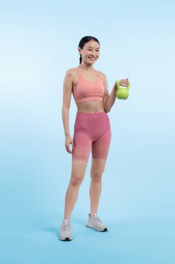 Dinç, enerjik bir kadın izole edilmiş arka planda ağırlık kaldırma egzersizi yapıyor. Genç atletik Asyalı kadın dayanıklılığı ve dayanıklılık eğitimi rutin vücut egzersizi..
