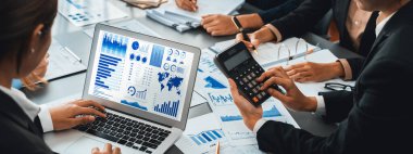 İş zekası ve veri analizi kavramı. Analizci ekibi laptop ekranında finansal veri analizi üzerinde çalışıyor. Etkili iş stratejik planlama için pazarlama göstergesi olarak. İçgörü