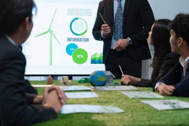 İş adamı lider, CO2 emisyonunu azaltmak ve yenilenebilir alternatif enerji teknolojisiyle daha yeşil bir gelecek için sürdürülebilir ekoloji oluşturmak amacıyla çevre dostu uygulamalar hakkında sunum yaptı. Antika