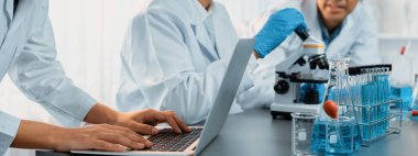 Kendini adamış bir grup bilim adamı kimyasal deneyler ve tıp laboratuarında aşı ilacı veya antibiyotiği geliştirmek için çığır açan bir araştırma yürütüyorlar. İlaç ve biyokimya laboratuvarı. Neoterik